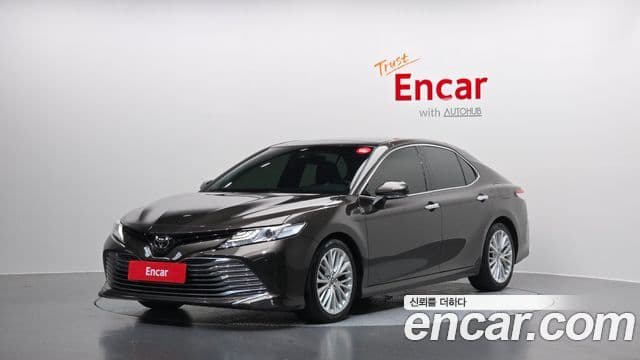 Toyota Camry 2019 — ფოტო 15/20
