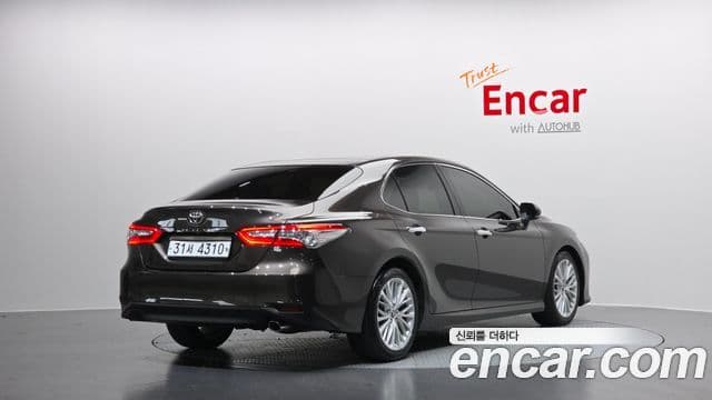 Toyota Camry 2019 — ფოტო 11/20