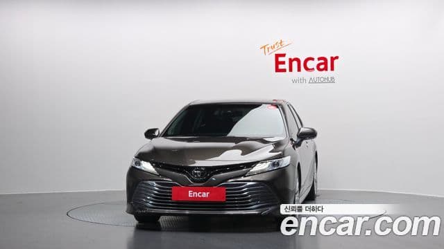 Toyota Camry 2019 — ფოტო 13/20