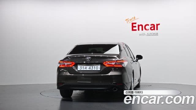 Toyota Camry 2019 — ფოტო 6/20