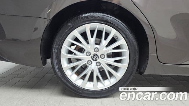 Toyota Camry 2019 — ფოტო 12/20