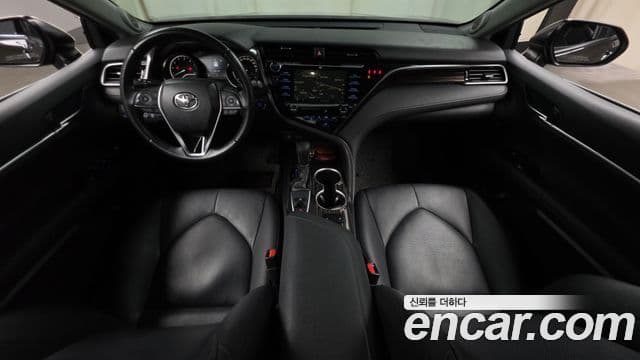 Toyota Camry 2019 — ფოტო 2/20