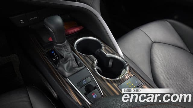 Toyota Camry 2019 — ფოტო 7/20
