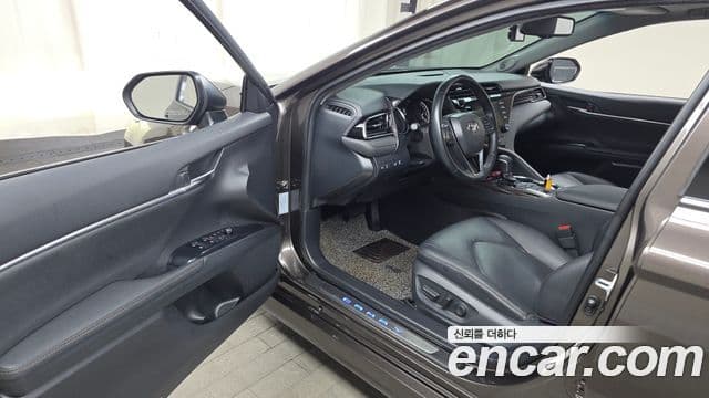 Toyota Camry 2019 — ფოტო 14/20