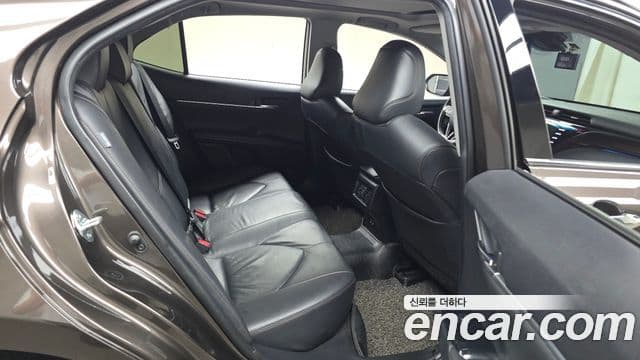 Toyota Camry 2019 — ფოტო 16/20
