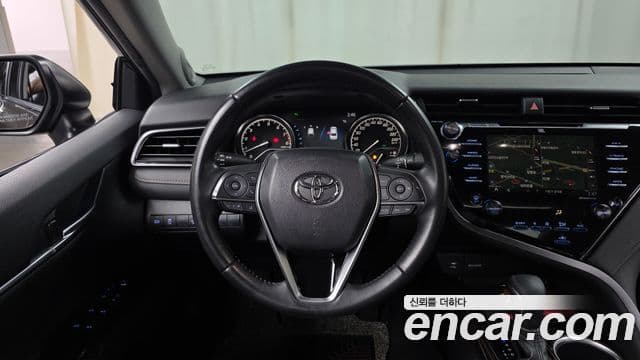 Toyota Camry 2019 — ფოტო 18/20