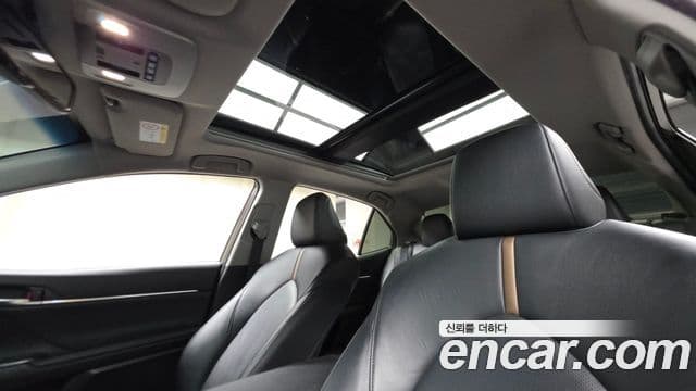 Toyota Camry 2019 — ფოტო 19/20