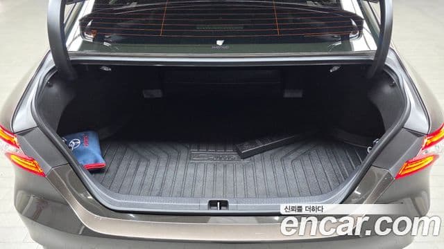 Toyota Camry 2019 — ფოტო 17/20