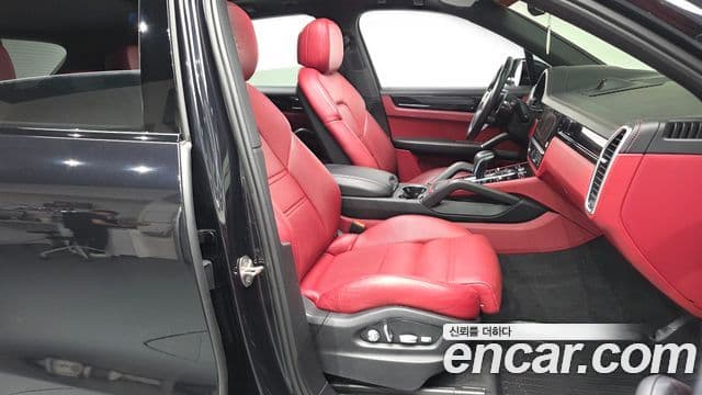 Porsche Cayenne 2020 — ფოტო 11/20