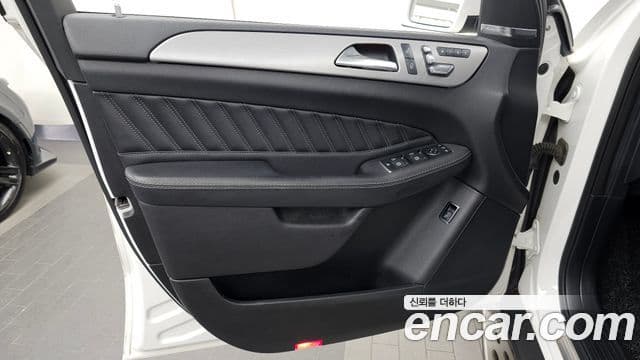 Mercedes-Benz GLE-Class 2018 — Photo 10/35
