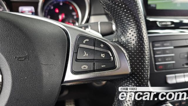Mercedes-Benz GLE-Class 2018 — Photo 23/35