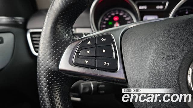 Mercedes-Benz GLE-Class 2018 — Photo 31/35