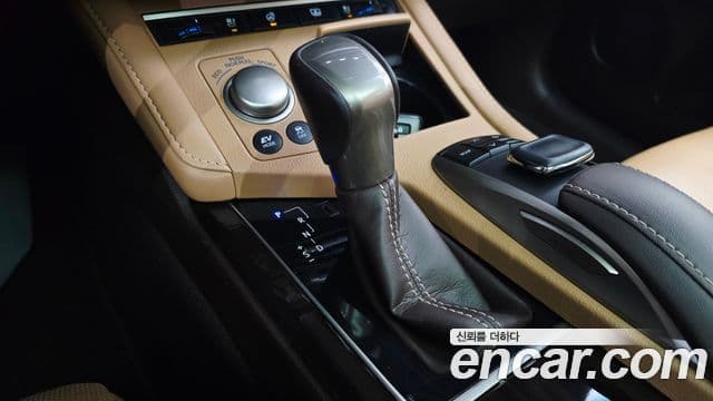 Lexus ES300h 2018 — Şəkil 10/20