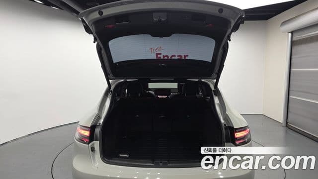 Porsche Macan 2023 — ფოტო 20/20