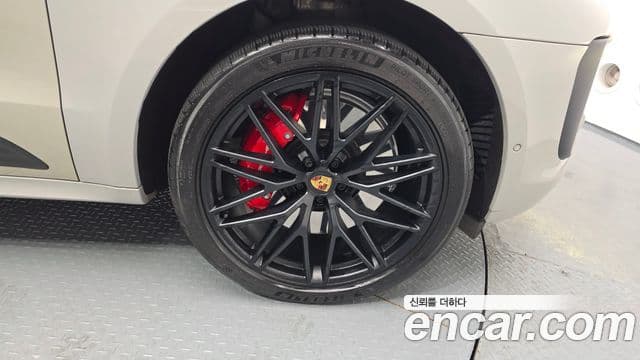 Porsche Macan 2023 — Photo 19/33