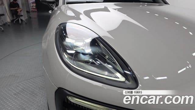 Porsche Macan 2023 — Photo 18/33