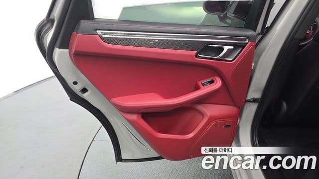 Porsche Macan 2023 — Photo 8/33