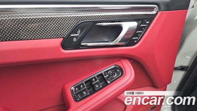 Porsche Macan 2023 — Photo 31/33