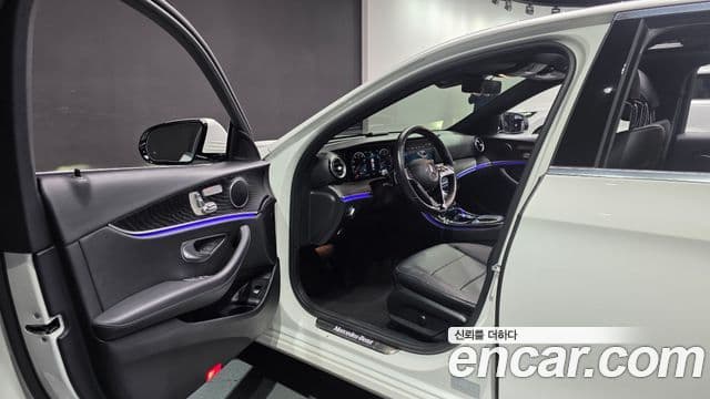 Mercedes-Benz E-Class 2022 — ფოტო 7/20