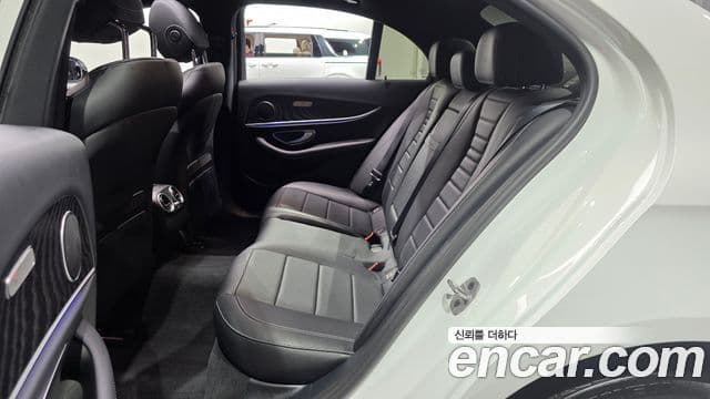 Mercedes-Benz E-Class 2022 — ფოტო 4/20