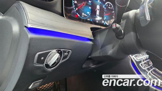 Mercedes-Benz E-Class 2022 — ფოტო 15/20