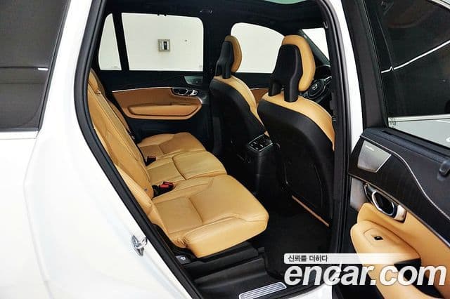 Volvo XC90 2021 — ფოტო 17/20