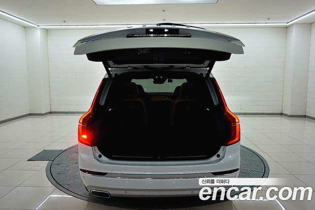 Volvo XC90 2021 — ფოტო 18/20