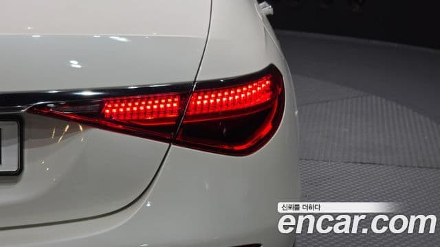 Mercedes-Benz S-Class 2021 — Photo 9/36