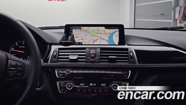 BMW 3 Series 2018 — Şəkil 13/20