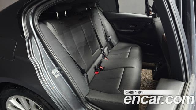BMW 3 Series 2018 — Şəkil 18/20
