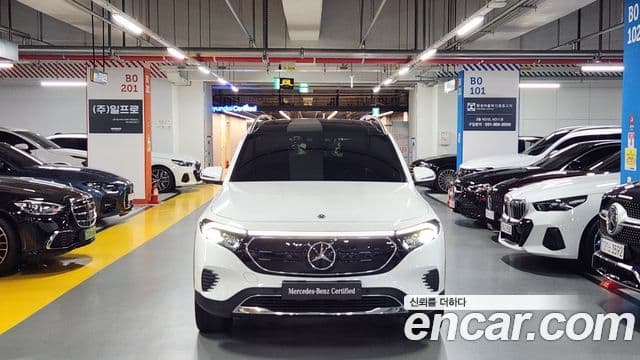 Mercedes-Benz EQB 2023 — ფოტო 8/20