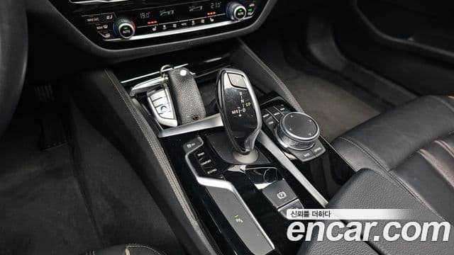 BMW 5 Series 2018 — Şəkil 9/20