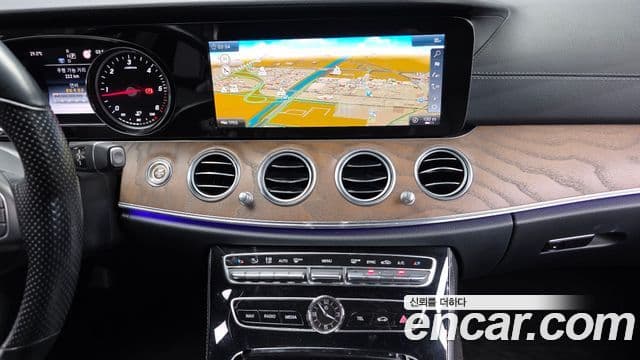 Mercedes-Benz E-Class 2018 — ფოტო 14/20