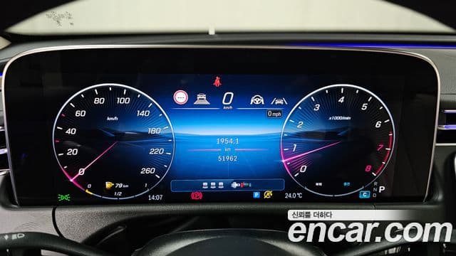 Mercedes-Benz E-Class 2024 — ფოტო 8/20