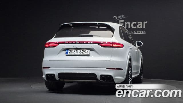 Porsche Cayenne 2023 — ფოტო 4/20