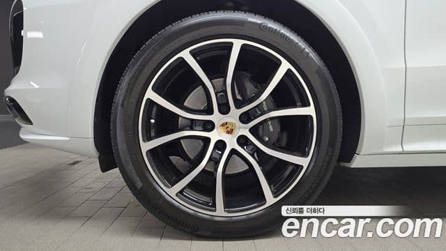 Porsche Cayenne 2023 — ფოტო 5/20