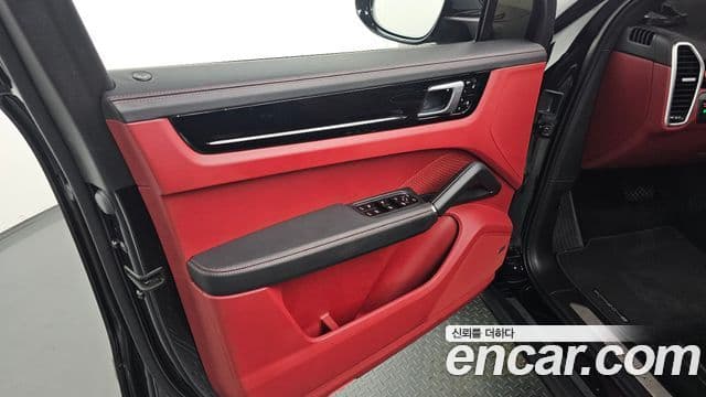 Porsche Cayenne 2019 — Photo 32/35