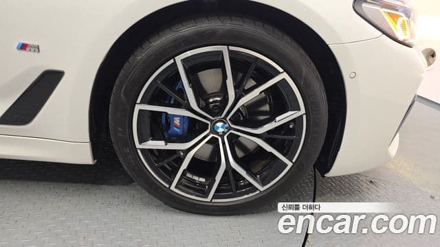 BMW 5 Series 2023 — ფოტო 25/32
