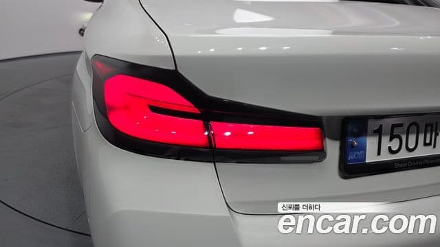BMW 5 Series 2023 — ფოტო 28/32