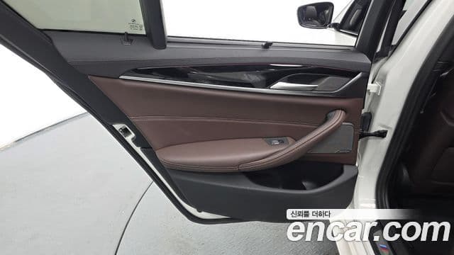 BMW 5 Series 2023 — ფოტო 19/32