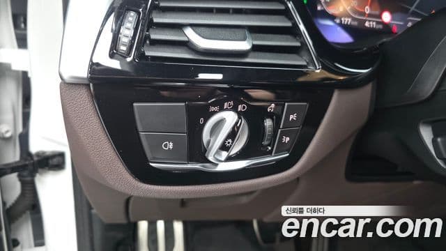 BMW 5 Series 2023 — ფოტო 26/32