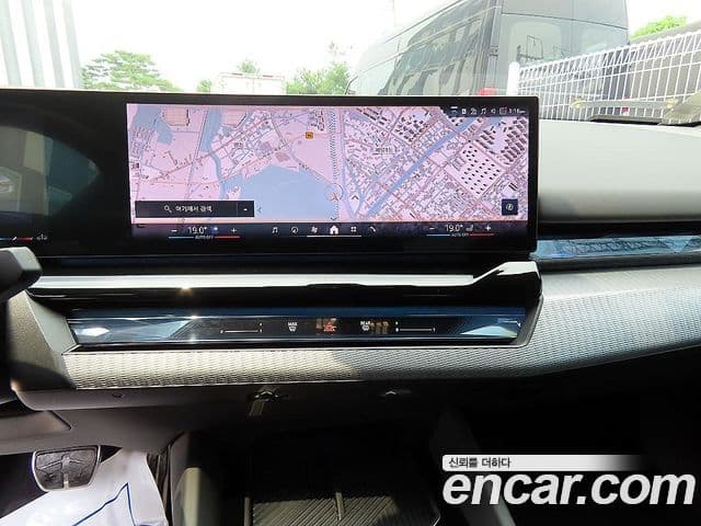 BMW 5 Series 2025 — ფოტო 14/20