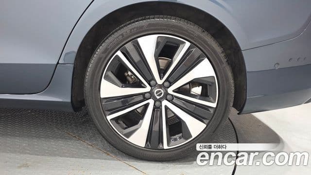 Volvo S60 2023 — ფოტო 33/37