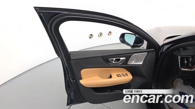 Volvo S60 2023 — ფოტო 34/37