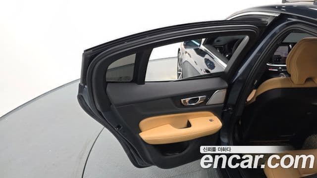 Volvo S60 2023 — ფოტო 36/37