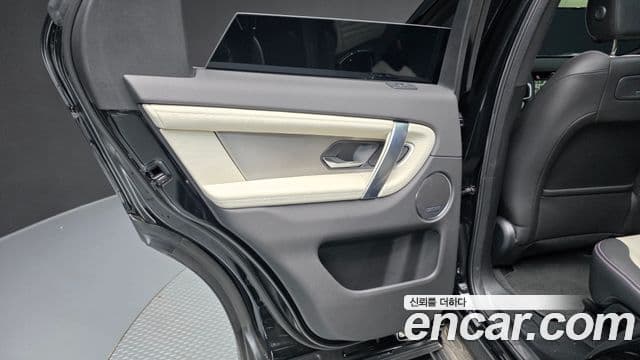 Land Rover Discovery Sport 2025 — Photo 29/38