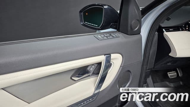 Land Rover Discovery Sport 2025 — Photo 35/38