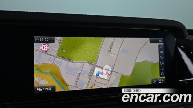 Mercedes-Benz G-Class 2021 — Photo 27/32