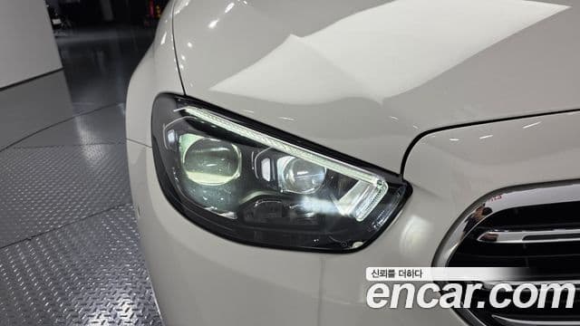 Mercedes-Benz E-Class 2023 — Photo 23/33