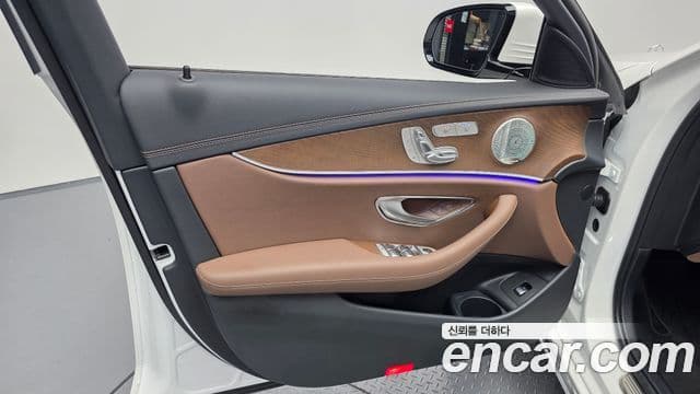Mercedes-Benz E-Class 2023 — Photo 16/33